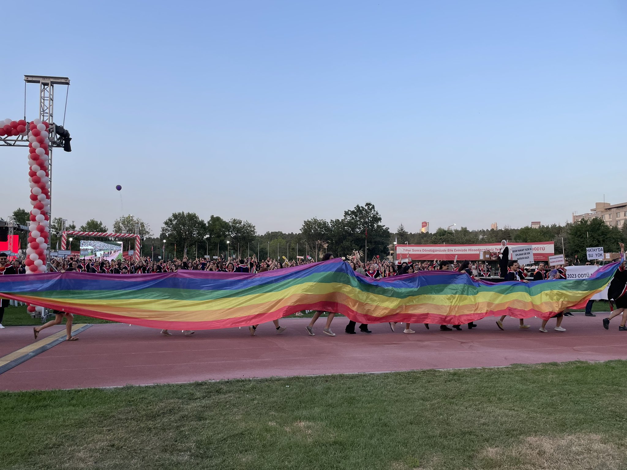 ODTÜ&#8217;lülere &#8220;mezuniyette gökkuşağı bayrağı taşıdın&#8221; soruşturması
