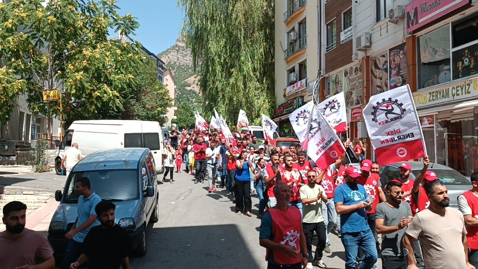Dersim halkı direnen FEDAŞ işçilerinin yanında: “Birleşmiş bir halkı hiçbir şirket yenemez”