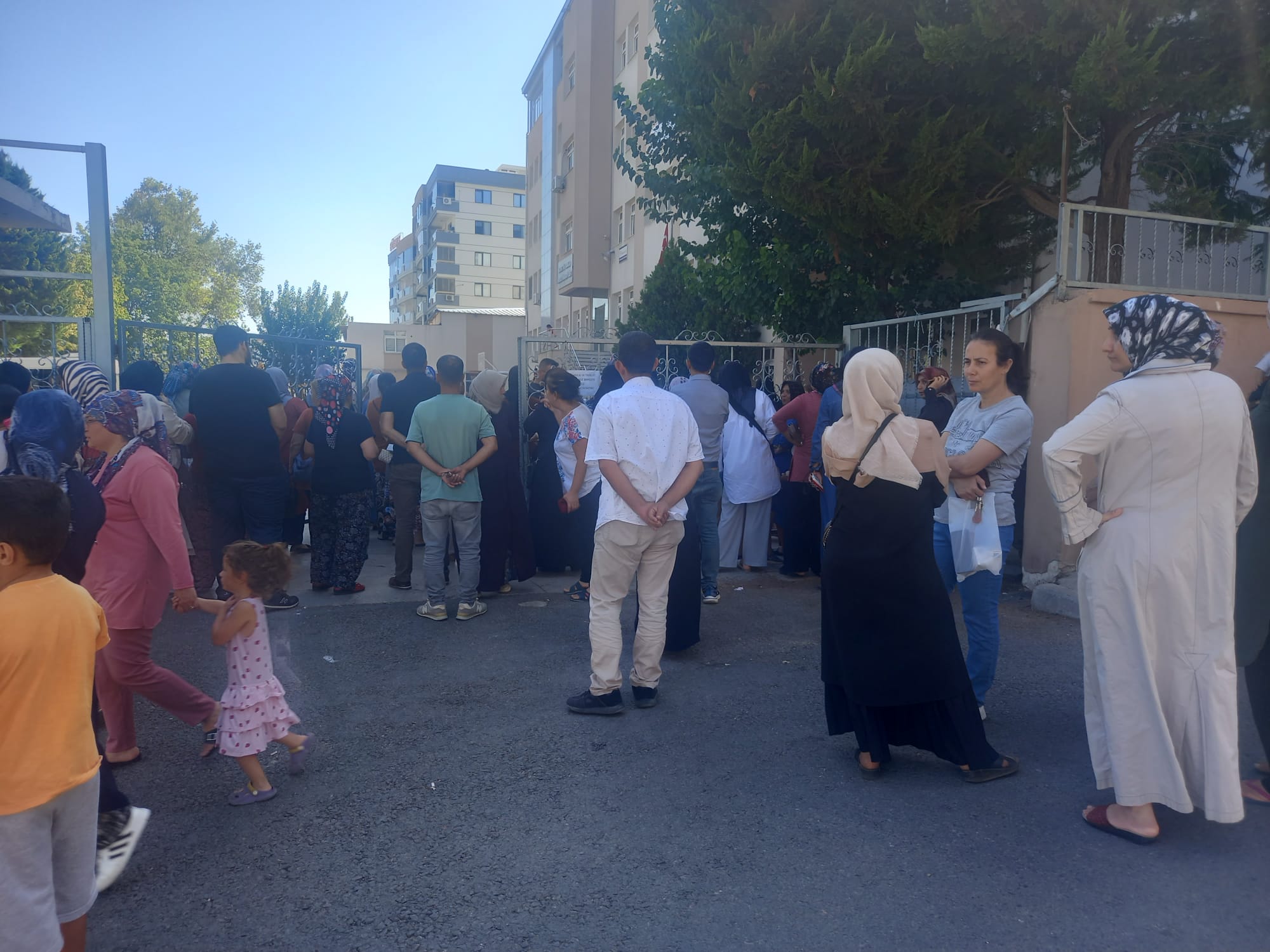 Binaları depreme dayanıksız diye imam hatip lisesine nakledilen ortaokul öğrencilerinin okuldan çıkışı 21.30&#8217;u buluyor