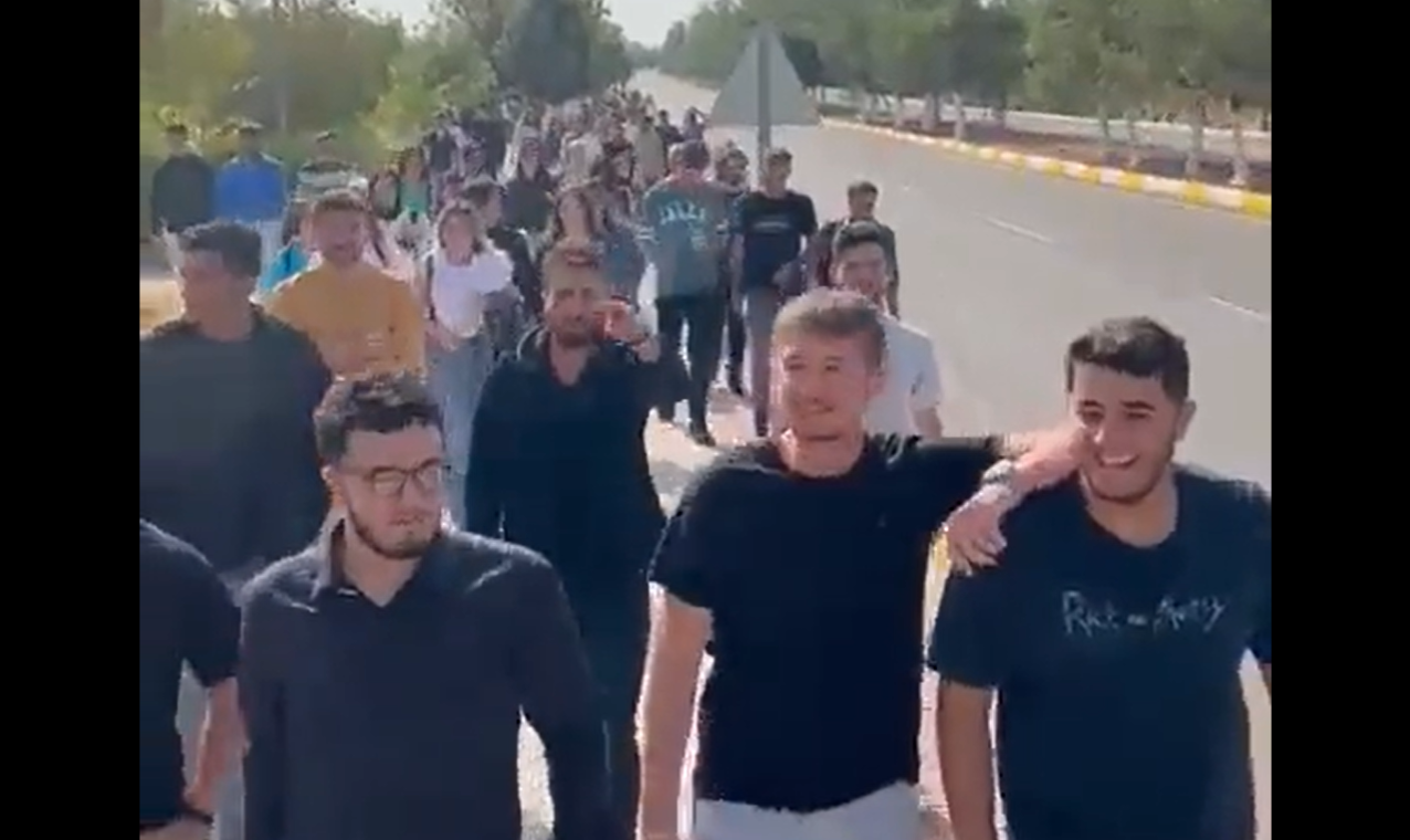Amfiye sığmayan Dicle Hukuk öğrencileri rektörlük önüne yürüdü