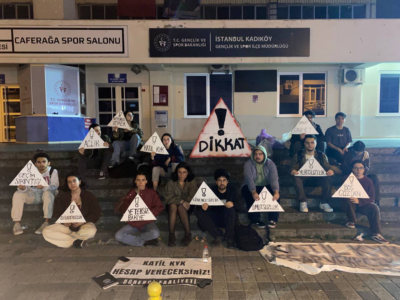 Öğrenci Faaliyeti, Kadıköy Caferağa Spor Salonu önünde oturma eylemine geçti