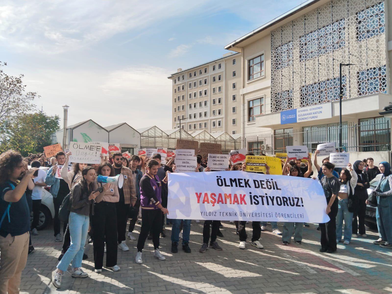 Yıldız Teknik Üniversitesi öğrencileri, orta bahçeden FSM Yurdu önüne yürüdü
