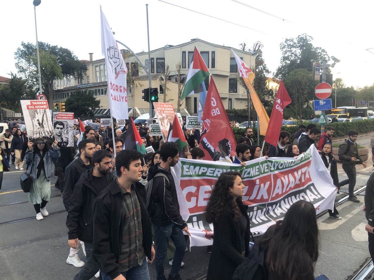 &#8220;Emperyalizme ve siyonizme karşı gençlik ayakta, Filistin&#8217;in yanında&#8221;