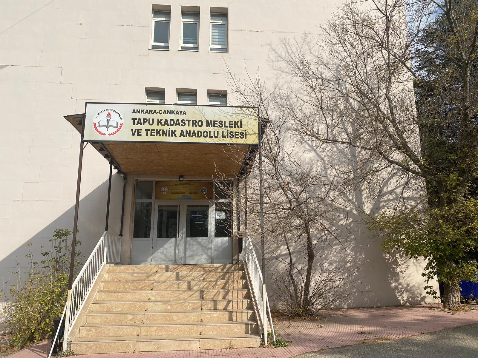Kantini yıktılar, sıra spor salonunda: Liseliler ve veliler okullarının parça parça yok edilmesine karşı tepkili