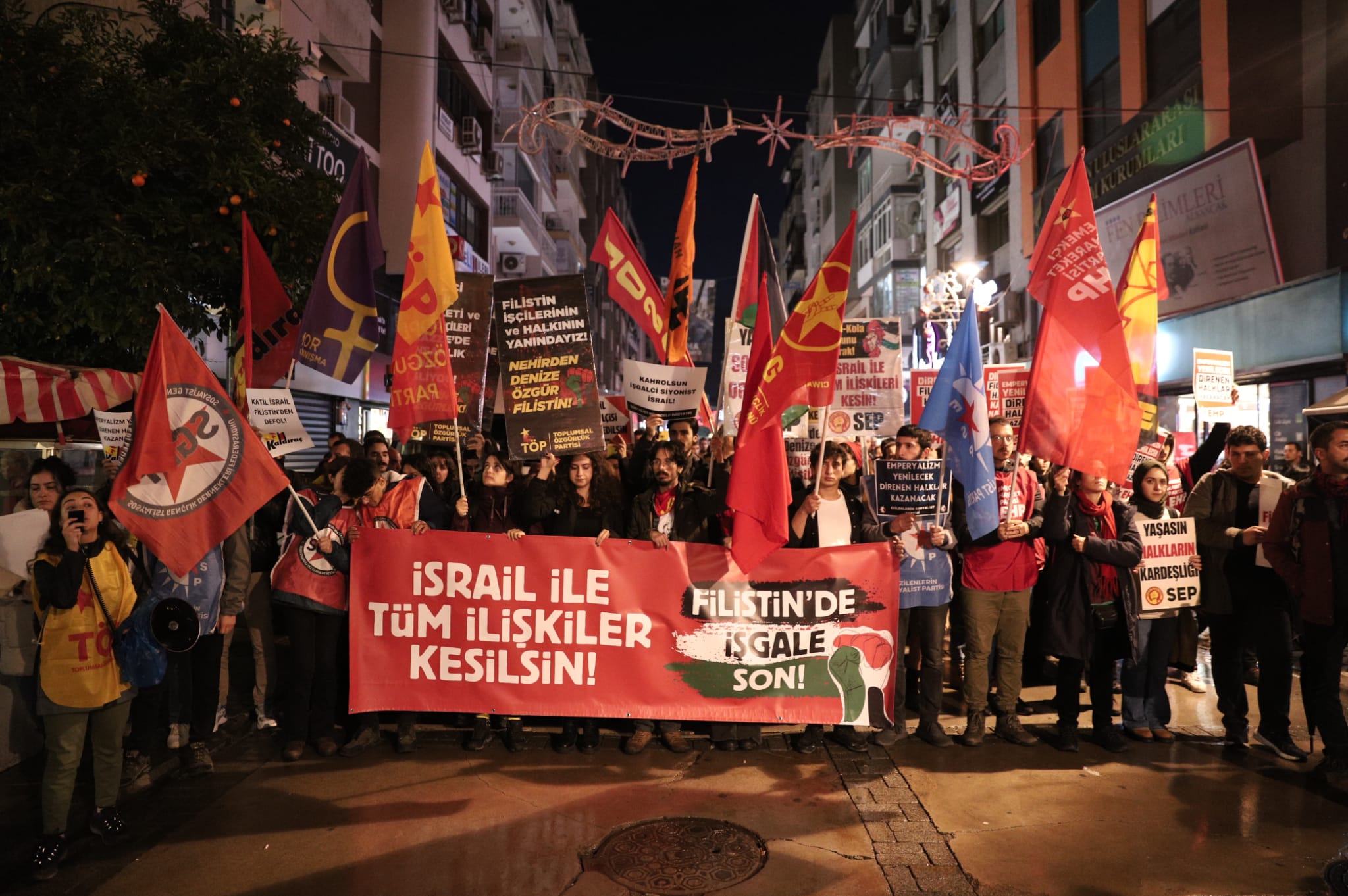 İzmir&#8217;de Filistin İşçileri ve Halkıyla Dayanışma Günü&#8217;nde uluslararası dayanışma çağrısına ses verenler Alsancak Limanı&#8217;na yürüdü