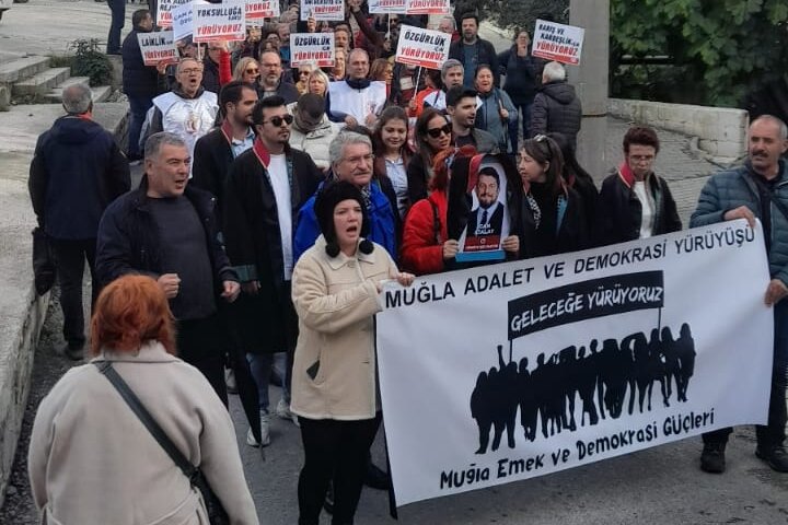 Muğla&#8217;da &#8220;adalet ve demokrasi&#8221; yürüyüşü: Adaletin sakatlanması, toplumsal barışın ortadan kalkmasına yol açıyor&#8221;