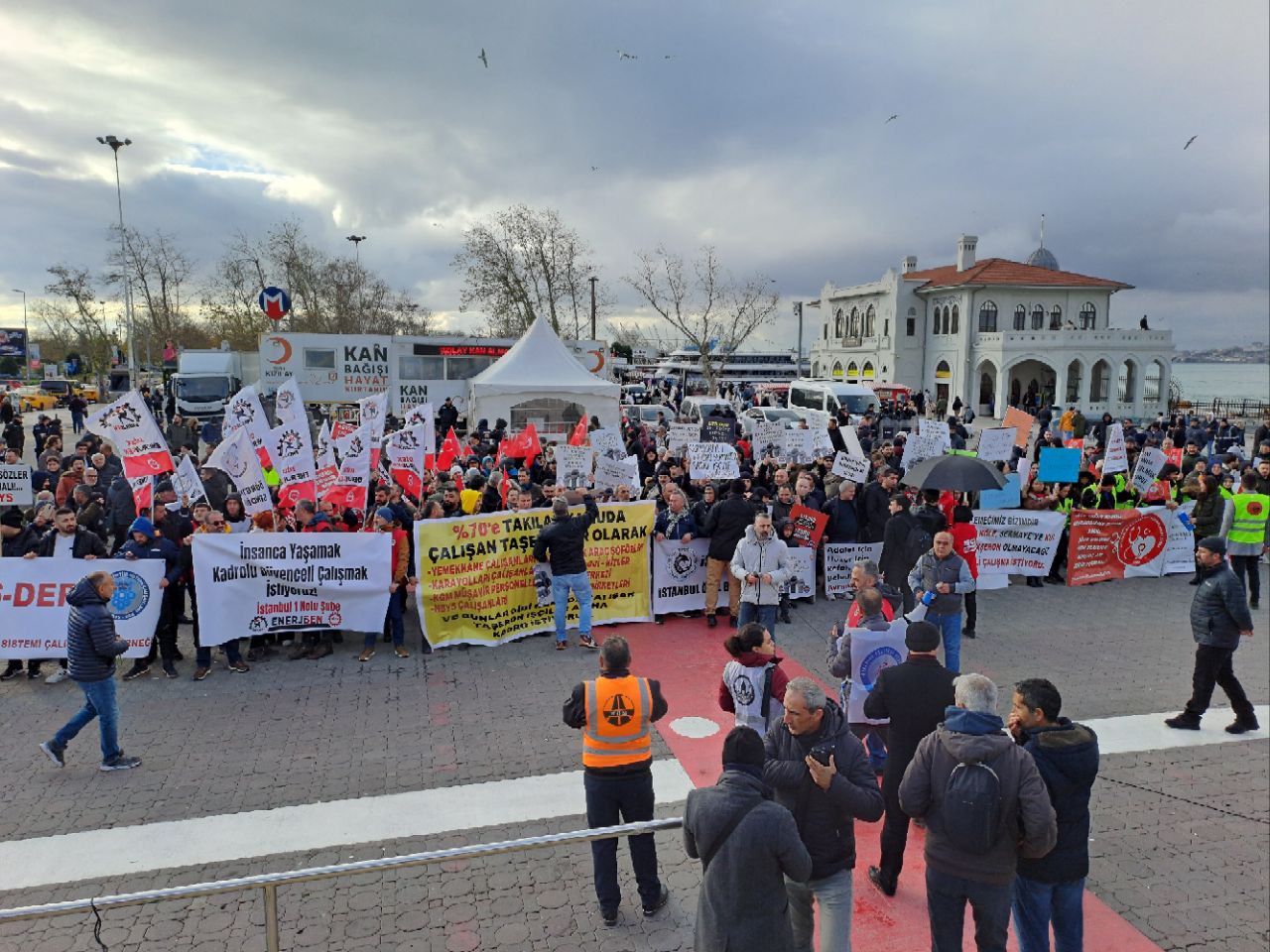 Kamuda taşeron olarak çalıştırılan işçiler eylemde: &#8220;Güvenceli ve kadrolu çalışmak istiyoruz&#8221;