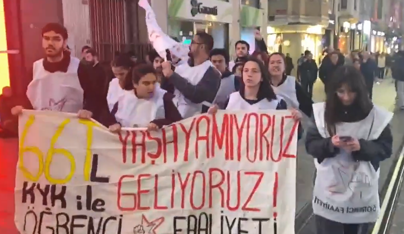 “Günlük 66 TL KYK ile yaşayamıyoruz” diyen üniversitelilere İstiklal Caddesi&#8217;nde polis saldırısı