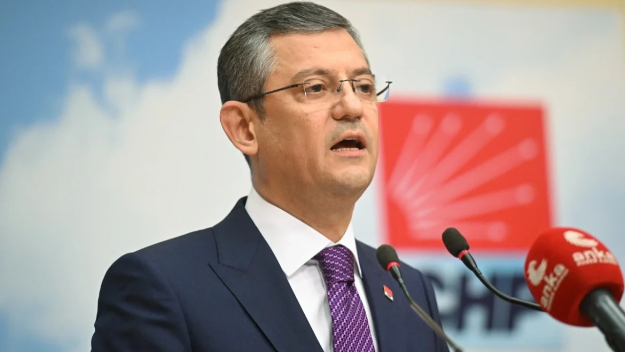 Özgür Özel halkın tepkisine rağmen ısrarcı: &#8220;Hatay&#8217;da süreci kötü yönetmedik, en iyi aday Lütfü Savaş&#8221;
