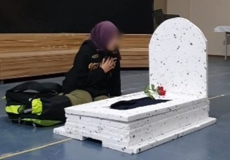 ÇEDES kapsamında okulda maket mezar kuruldu, çocukların “yaşamını yitiren anneleri için ağıt yakması” istendi