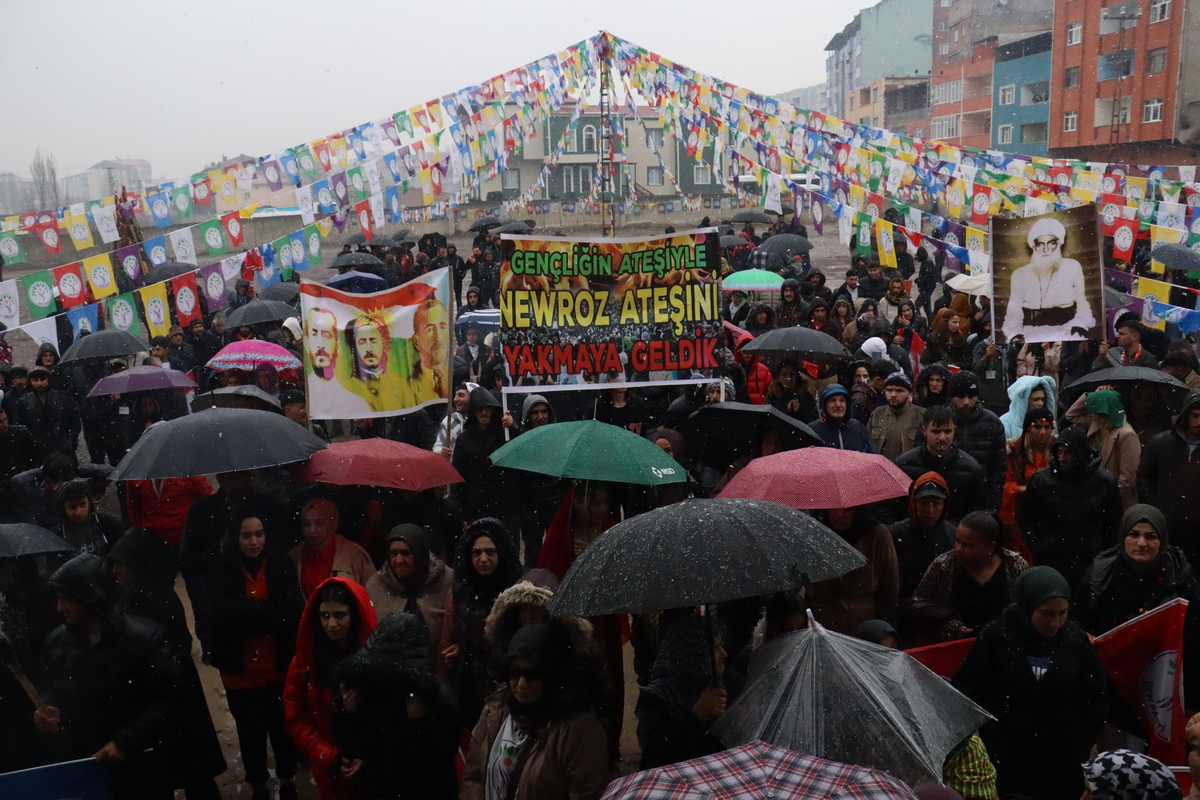 Türkiye’nin dört bir yanında Newroz ateşleri yanmaya devam ediyor