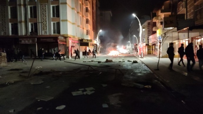 Van Valiliği, 15 gün süreyle gösteri yürüyüşü, açık hava toplantıları ve kapalı yer toplantıları hakkında yasaklama kararı verdi