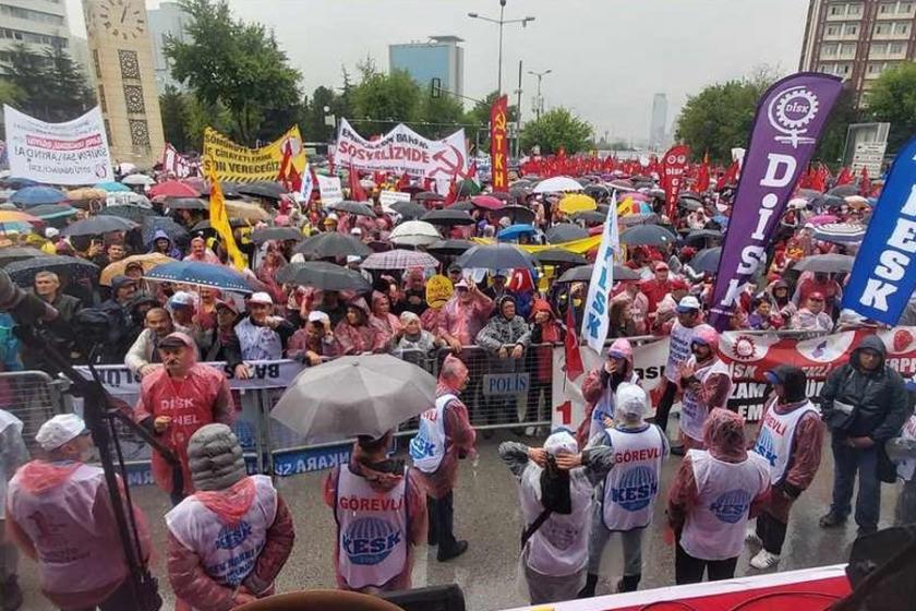 Ankara 1 Mayıs&#8217;ı: Binler yağmura rağmen Tandoğan&#8217;da toplandı
