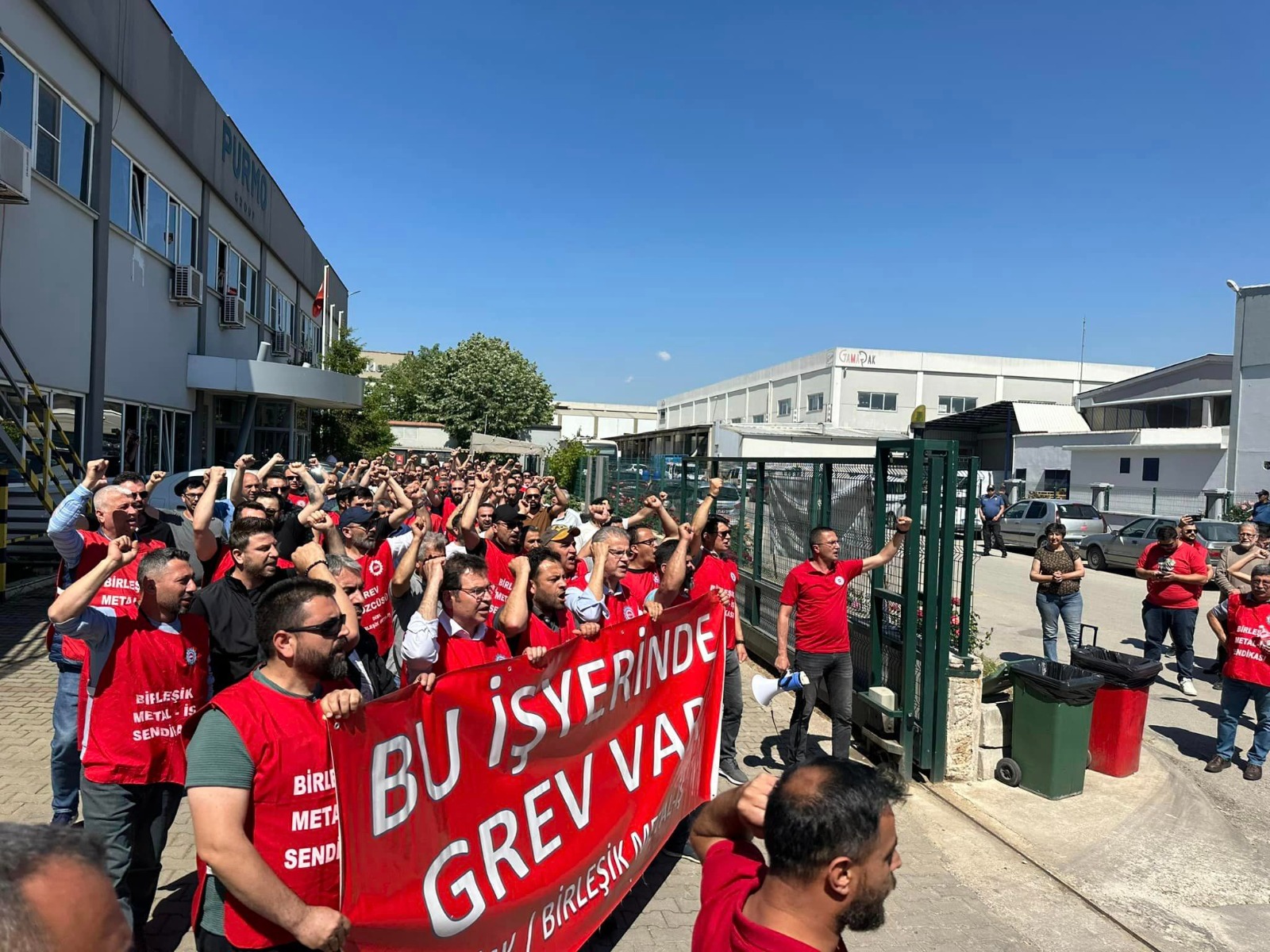 İzmir&#8217;de Purmo Group fabrikasında Birleşik Metal-İş üyesi işçiler greve çıktı