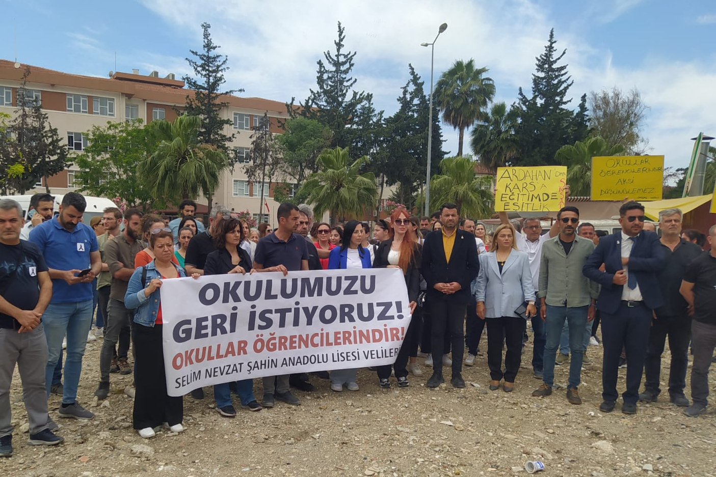 Hatay&#8217;da veliler İl Emniyet Müdürlüğü&#8217;nün okullarının binasını boşaltması talebiyle eylemde
