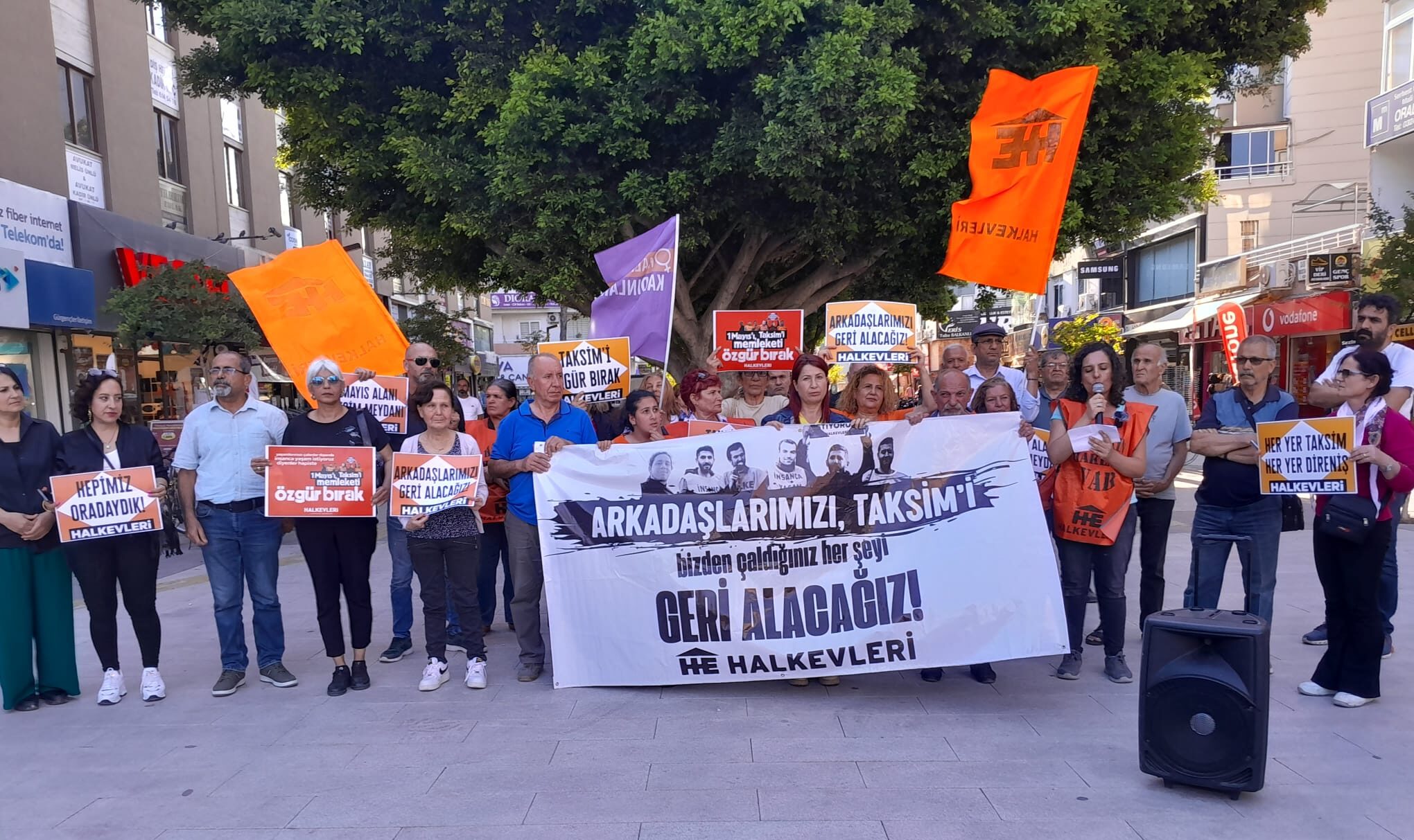 Tarsus&#8217;ta 1 Mayıs tutsakları için eylem