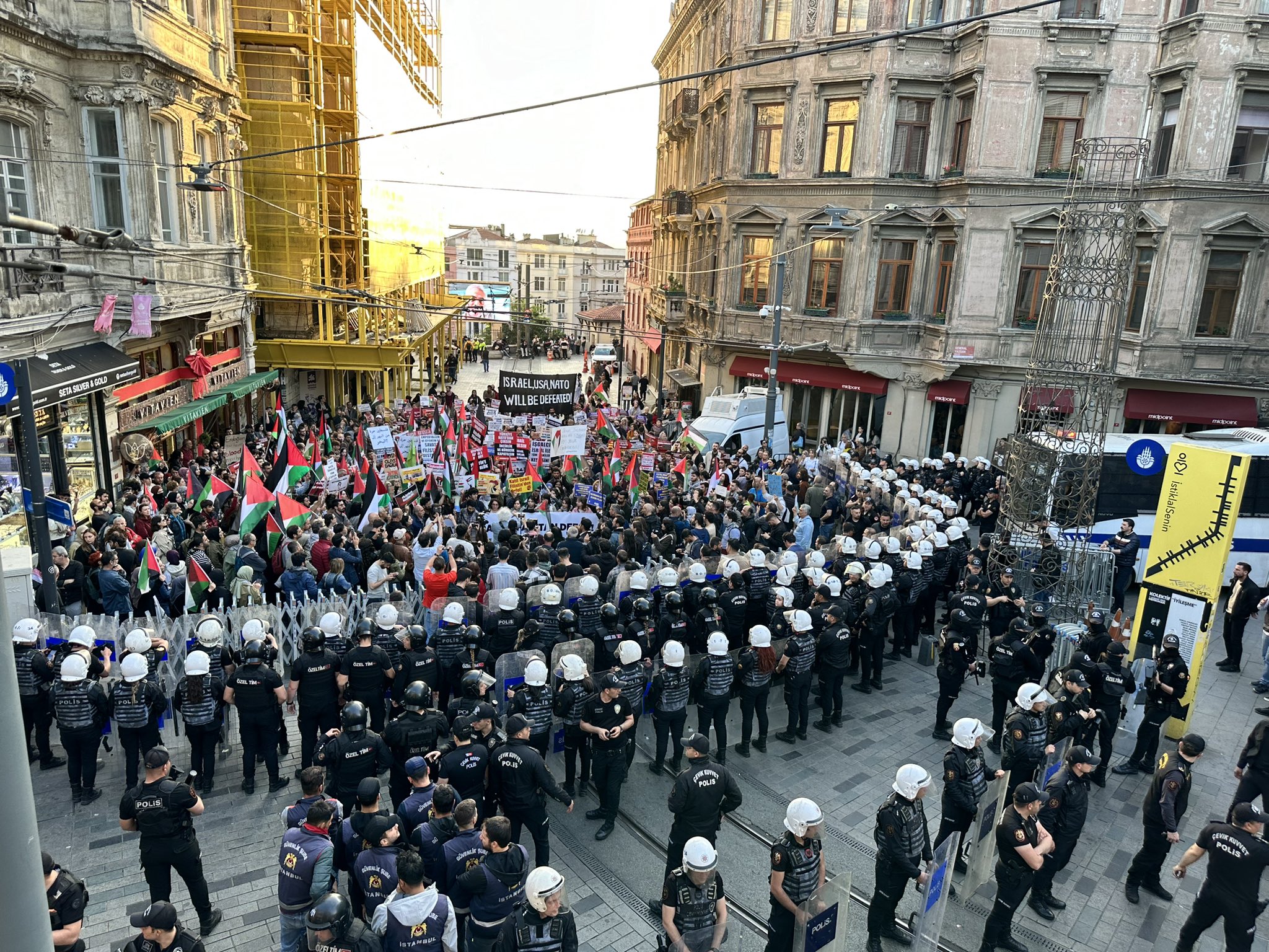 Filistin topraklarında işgalci İsrail&#8217;in Refah kampına yaptığı saldırı sonrası Taksim Tünel Meydanı&#8217;nda eylem: &#8220;Katil İsrail Refah&#8217;tan defol&#8221;