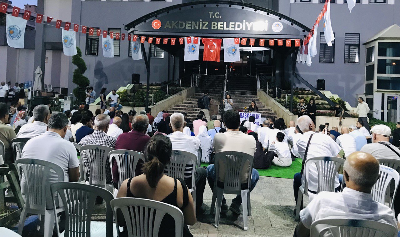 Kayyumla görevden alınan Eski Akdeniz Belediyesi Eş Başkanı Yüksel Mutlu, Akdeniz Belediyesi’nde nöbetteydi