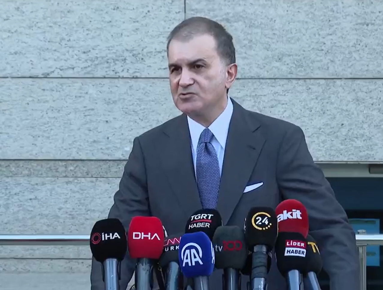 Erdoğan ve Özel görüşmesinde neler konuşulduğunu Ömer Çelik açıkladı: Yeni anayasa çalışmaları, ekonomi konuları&#8230;