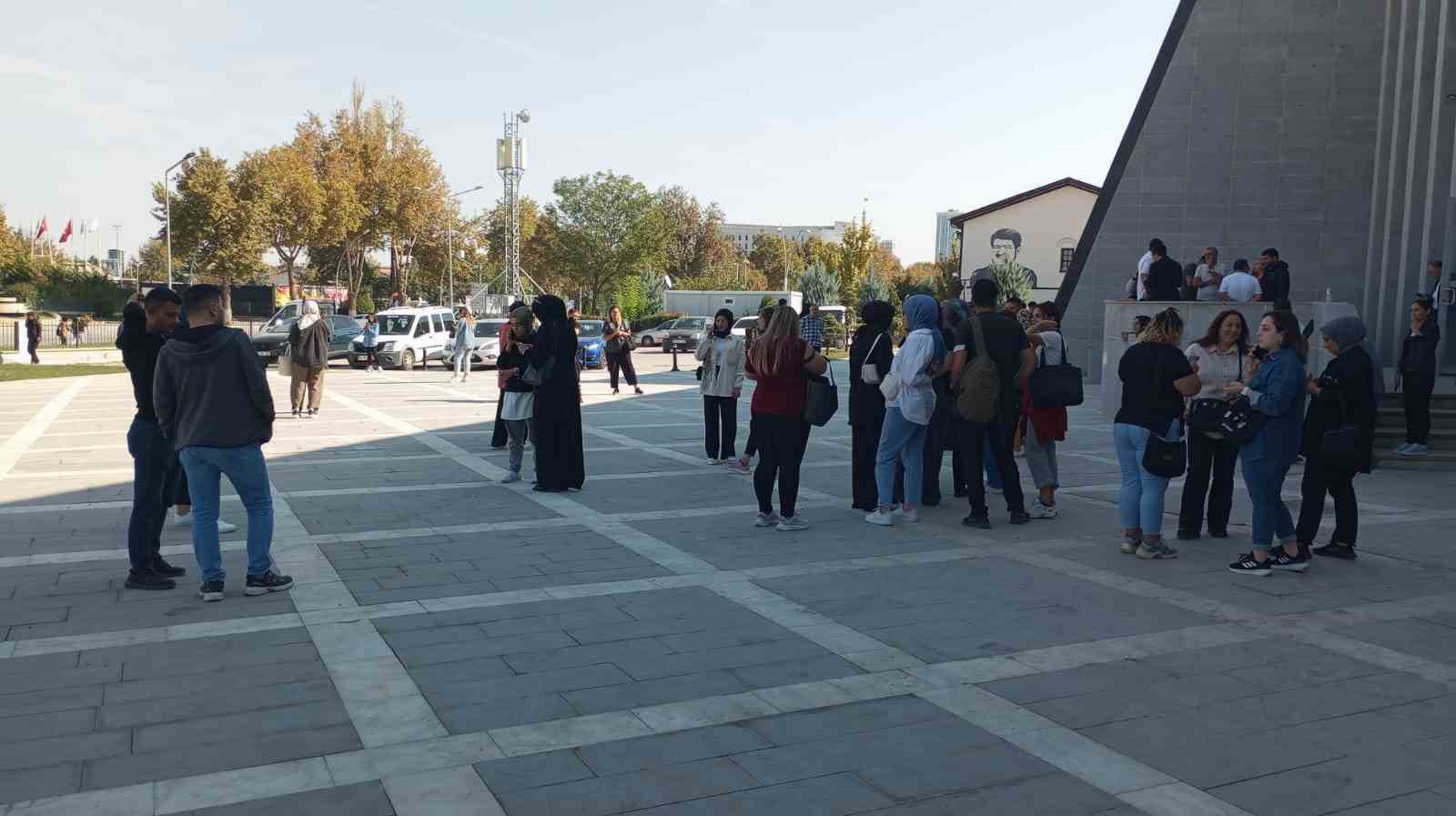 Malatya Kale merkezli 5,9 büyüklüğünde deprem: Üç binada kısmi çökme yaşandı, yedi ilde hissedildi