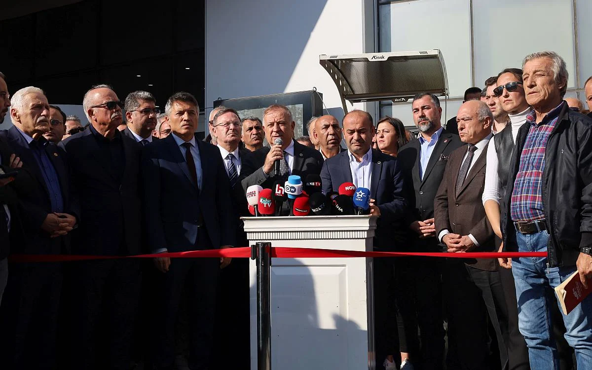 Esenyurt Belediyesi önünde Ahmet Özer&#8217;e destek