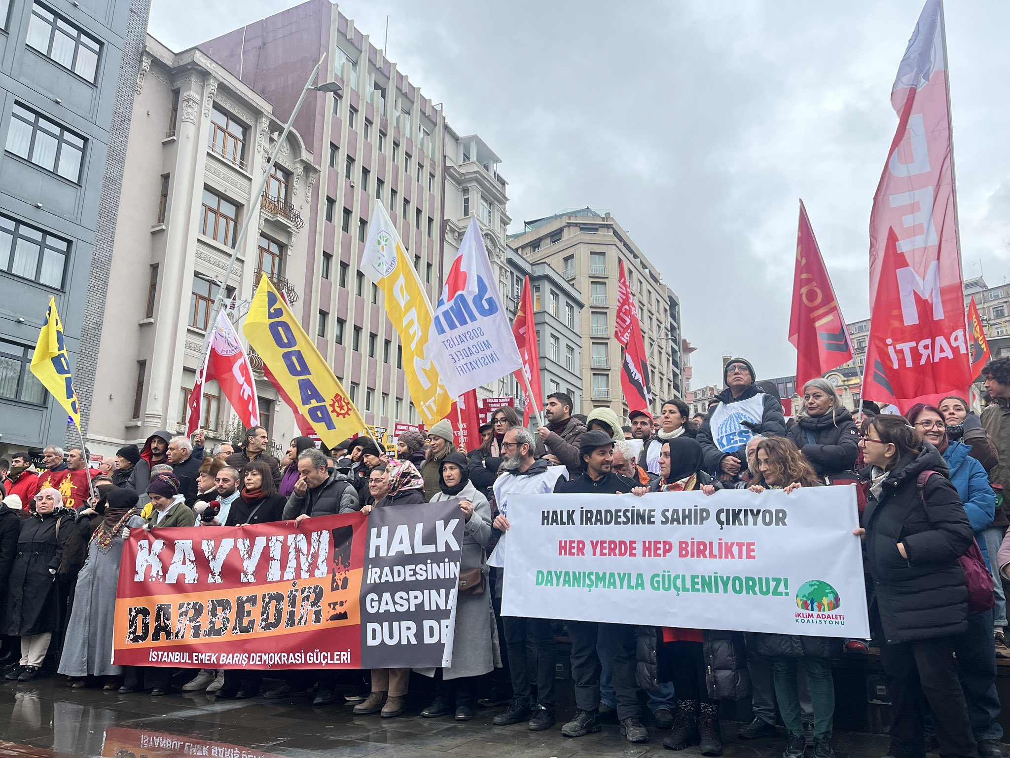 İstanbul&#8217;da kayyum eylemi: &#8220;Faşist saldırılar son bulmalı, halkların iradesi teslim edilmeli&#8221;