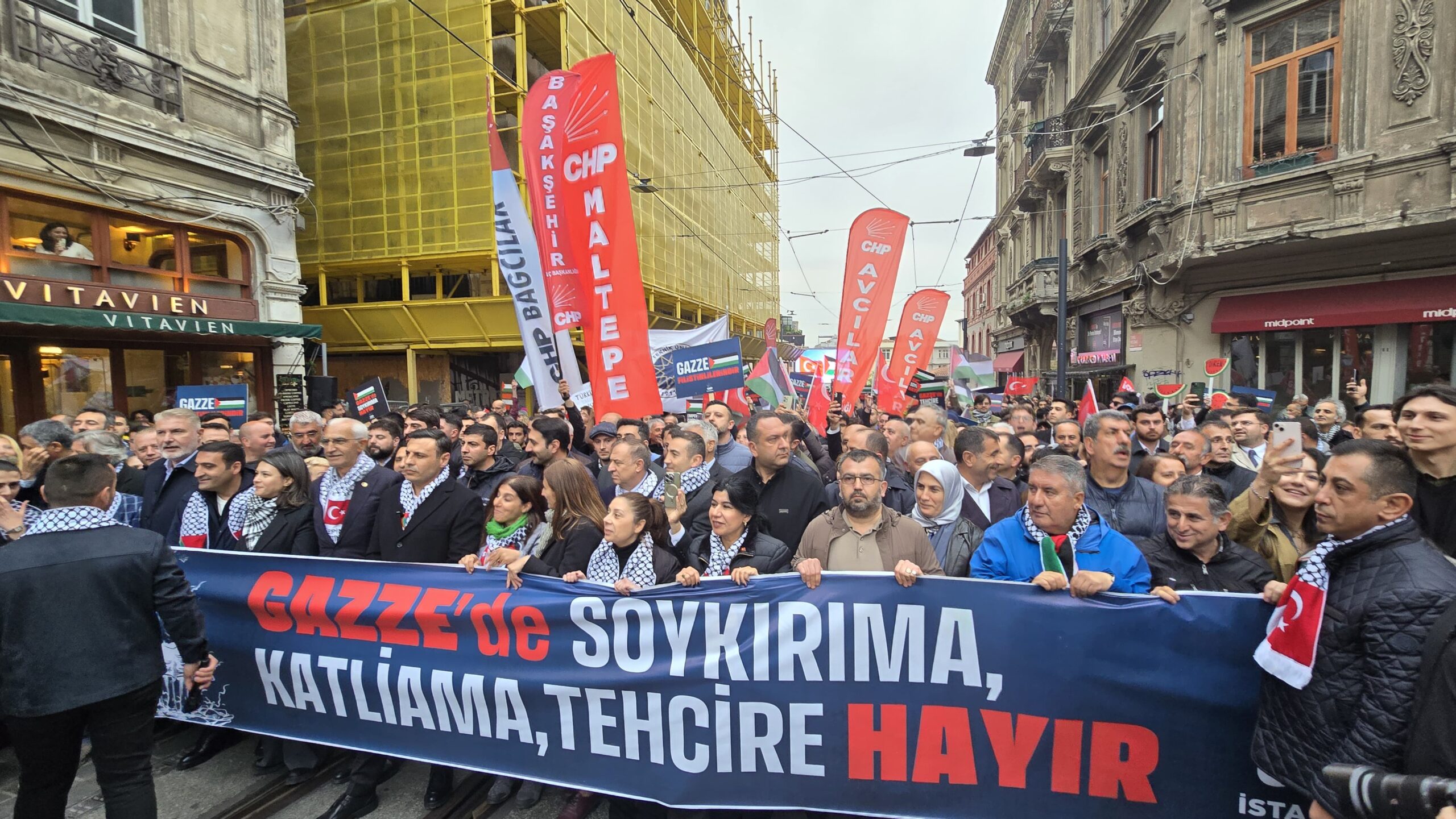 CHP&#8217;nin Filistin buluşmasında Taksim barikatları zorlandı: Taksim halkındır!