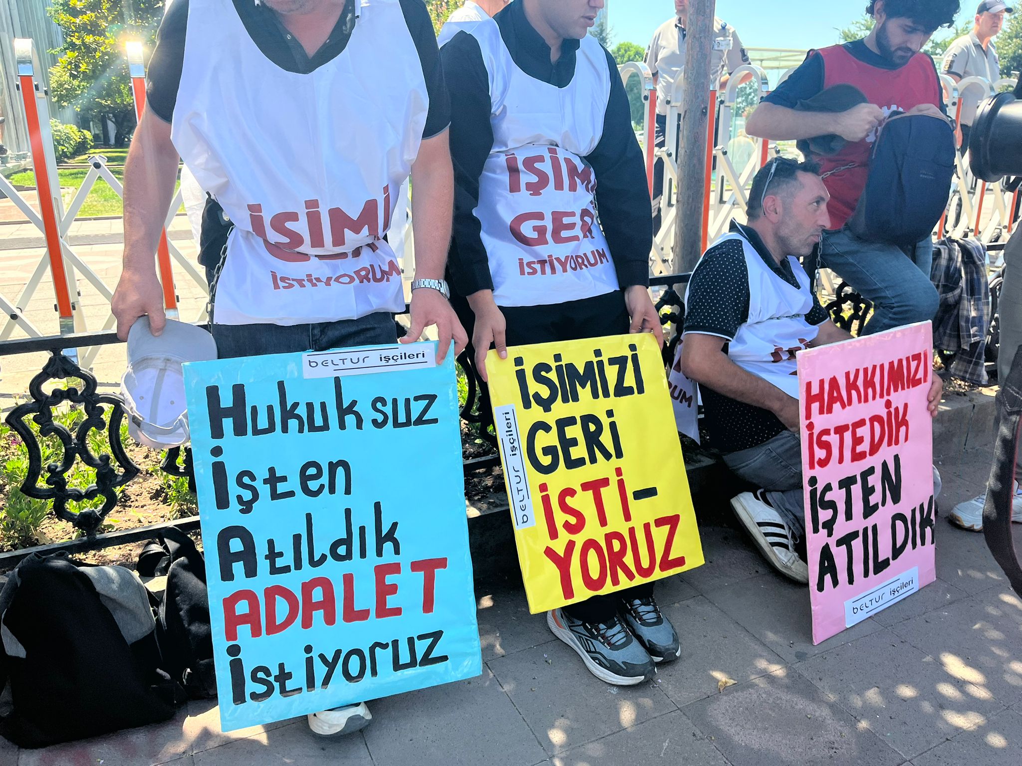 Sendikal faaliyetleri nedeniyle işten atılan ve kendilerini İBB’ye zincirleyen Beltur işçileri gözaltına alındı: “Direnişi büyütmeye devam edeceğiz!”