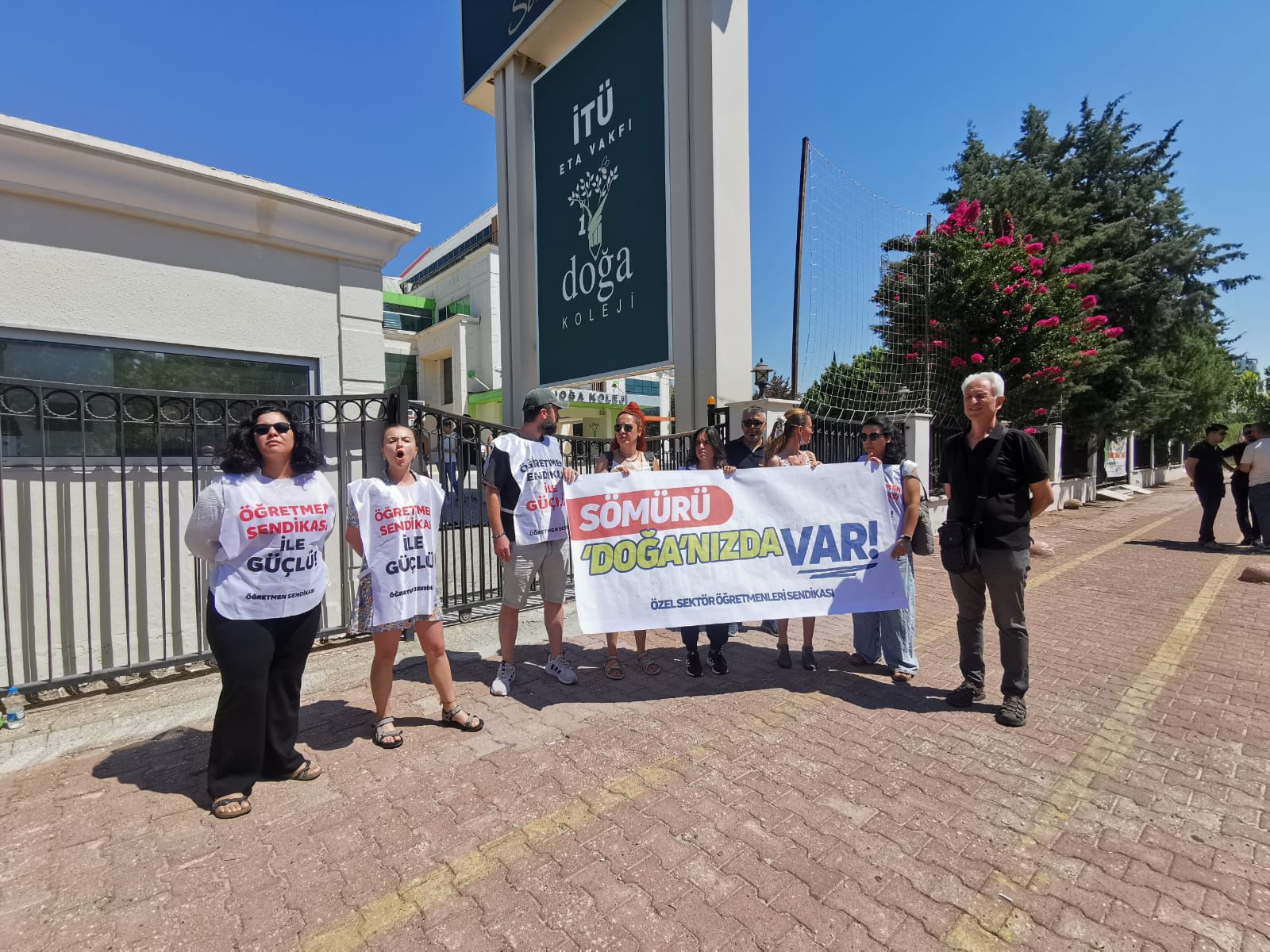 Antalya’da öğretmenler Doğa Koleji önünde: “Öğretmen düşmanlığına son verin”