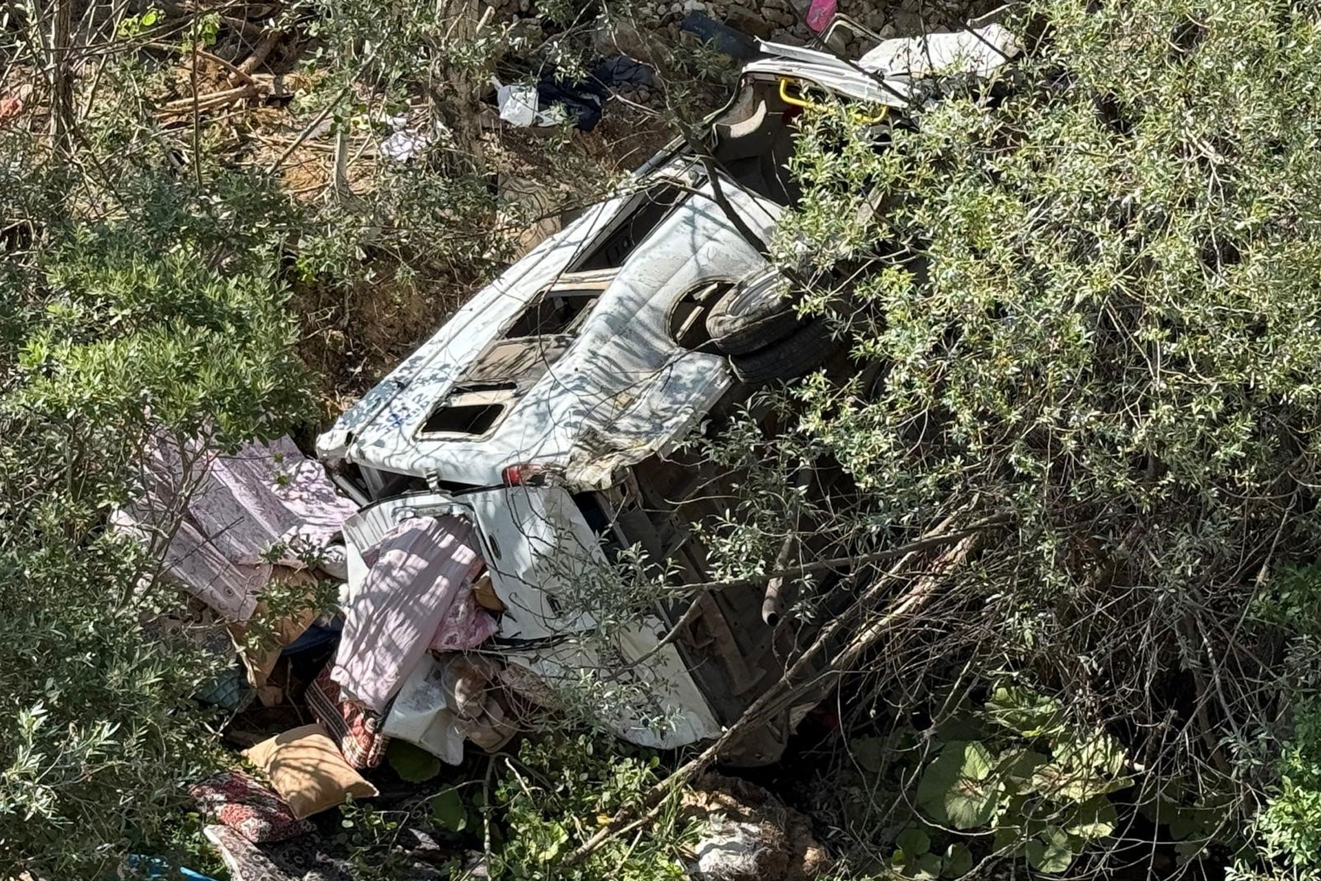 Fındık işçilerini taşıyan minibüs uçuruma yuvarlandı: 3 işçi öldü 18 işçi yaralandı