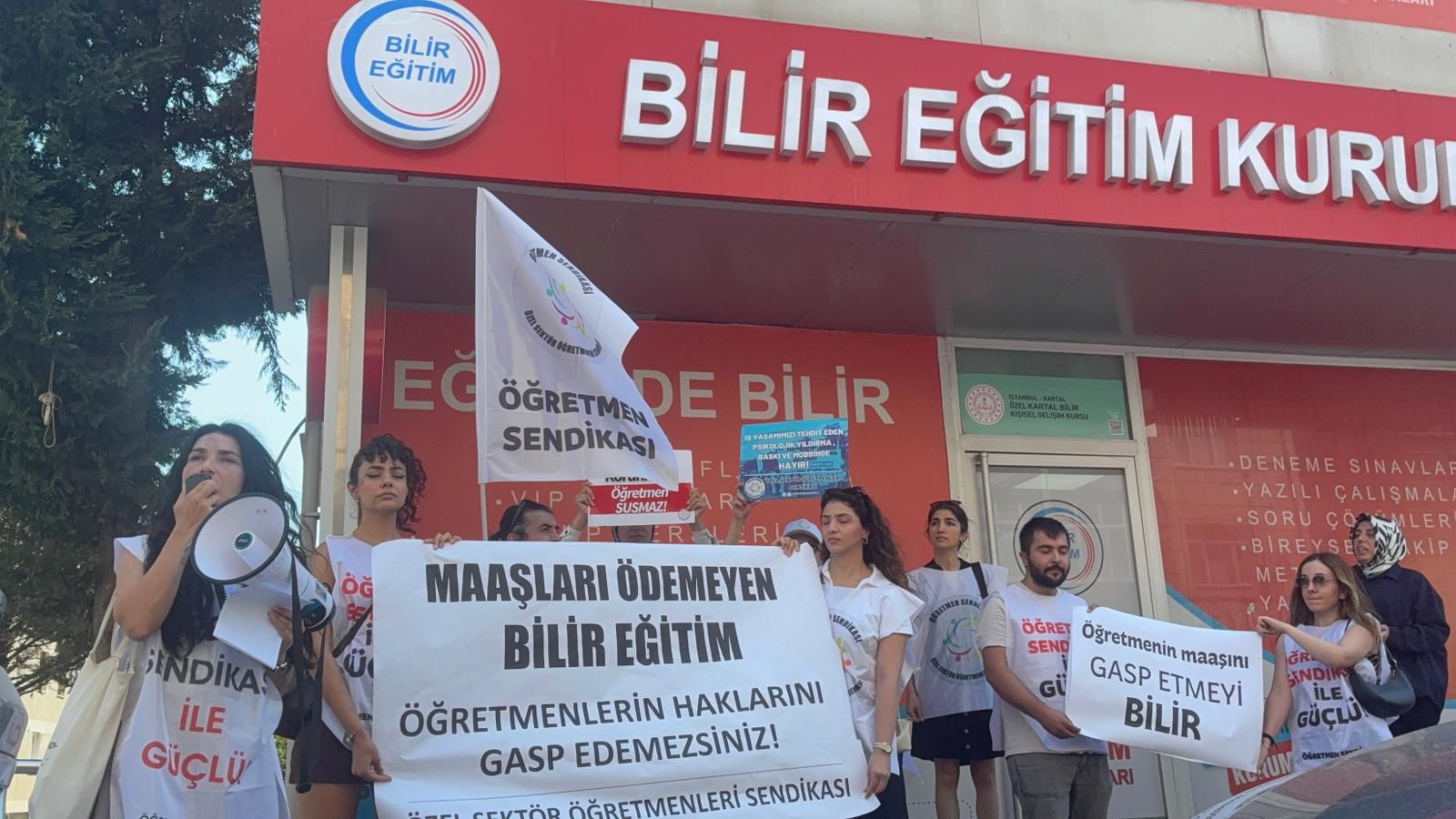 Öğretmenlerin maaşlarını “ödemeleri durdurduk” diyerek gasp eden kurum önünde eylem