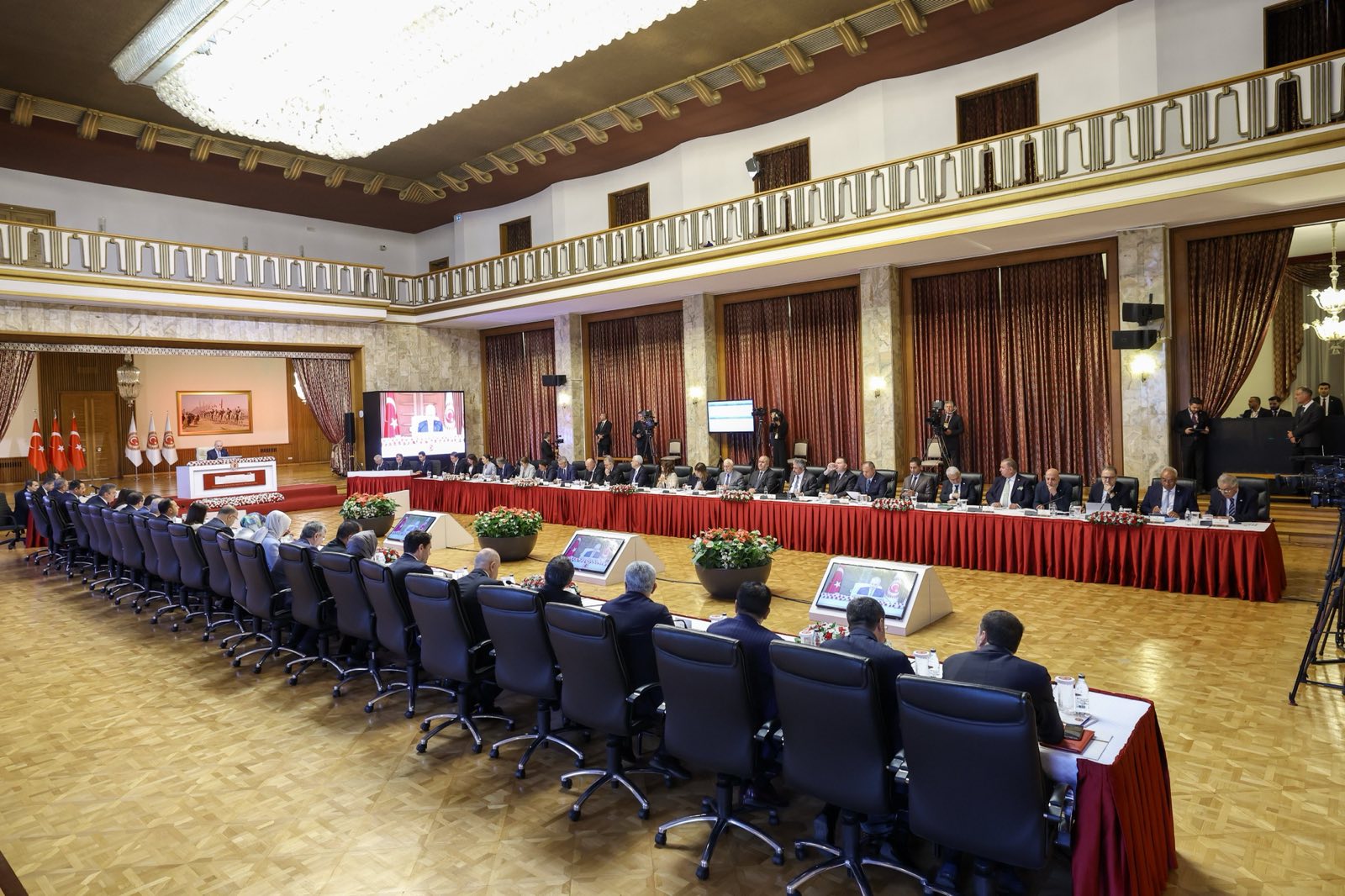Komisyonun ilk toplantısı: İktidardan “iç cephe”, DEM Parti’den “demokratik entegrasyon”, CHP’den “demokrasi ve hukuk” vurguları