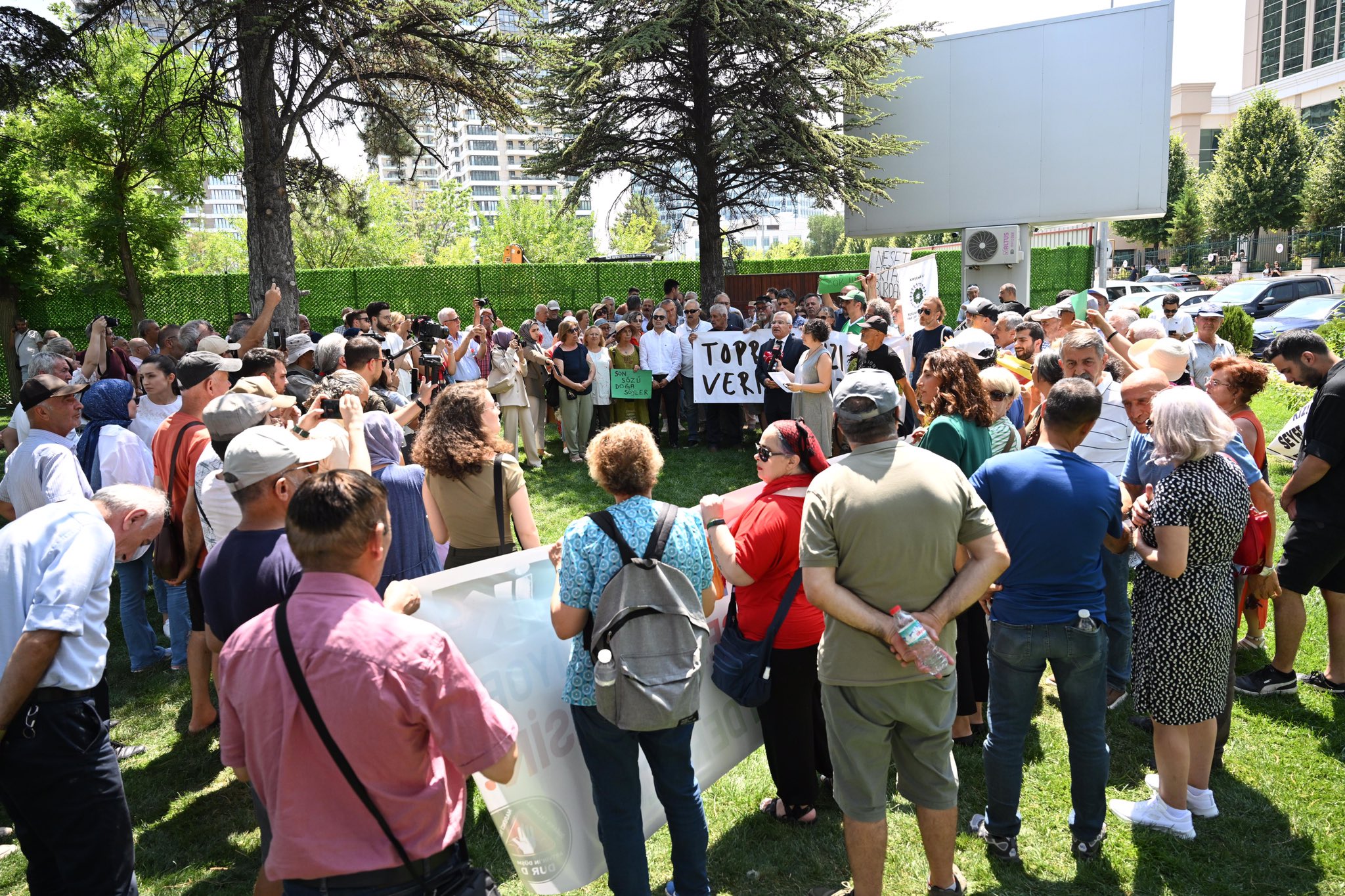 Kırşehir’de altın madenciliğine karşı bakanlık önünde eylem: “Talana izin vermeyeceğiz, her birimiz Reşit Kibar olmaya hazırız”