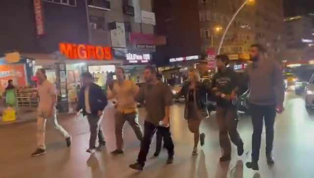 Üniversiteliler Ankara&#8217;da yol kesti: KYK yurdunda &#8220;soğuk suyla duş almak&#8221; zorunda kaldığı için kalp krizi geçirip yaşamını yitiren sıra arkadaşları için yürüdüler