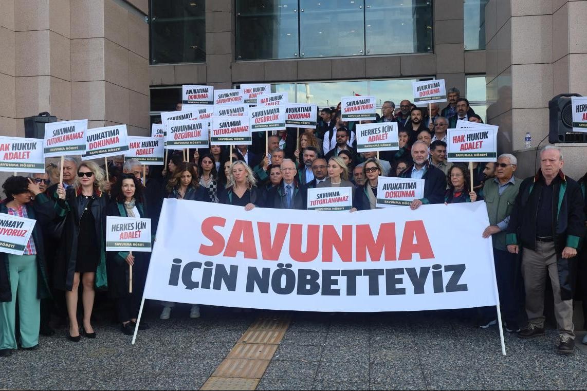 İstanbul Barosu&#8217;ndan &#8220;Savunma Nöbeti&#8221;: &#8220;Savunma hakkı, mesleği bir kamu hizmeti olduğu halde görevden alıkoymak Anayasa suçudur&#8221;