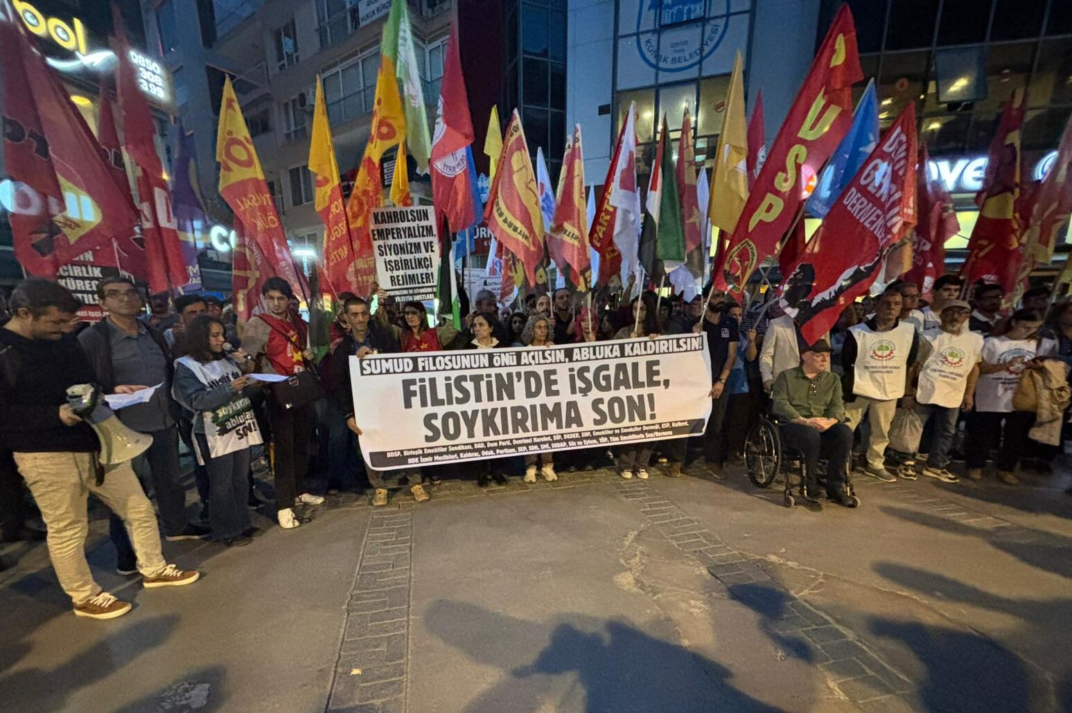 İsrail&#8217;in Sumud Filosu&#8217;na dönük saldırılarına karşı İzmir&#8217;de eylem: &#8220;Sumud Filosu&#8217;na yönelik kuşatmaya son verilmeli, filonun önü açılmalı, rehin alınan insanlar bir an önce serbest bırakılmalıdır&#8221;