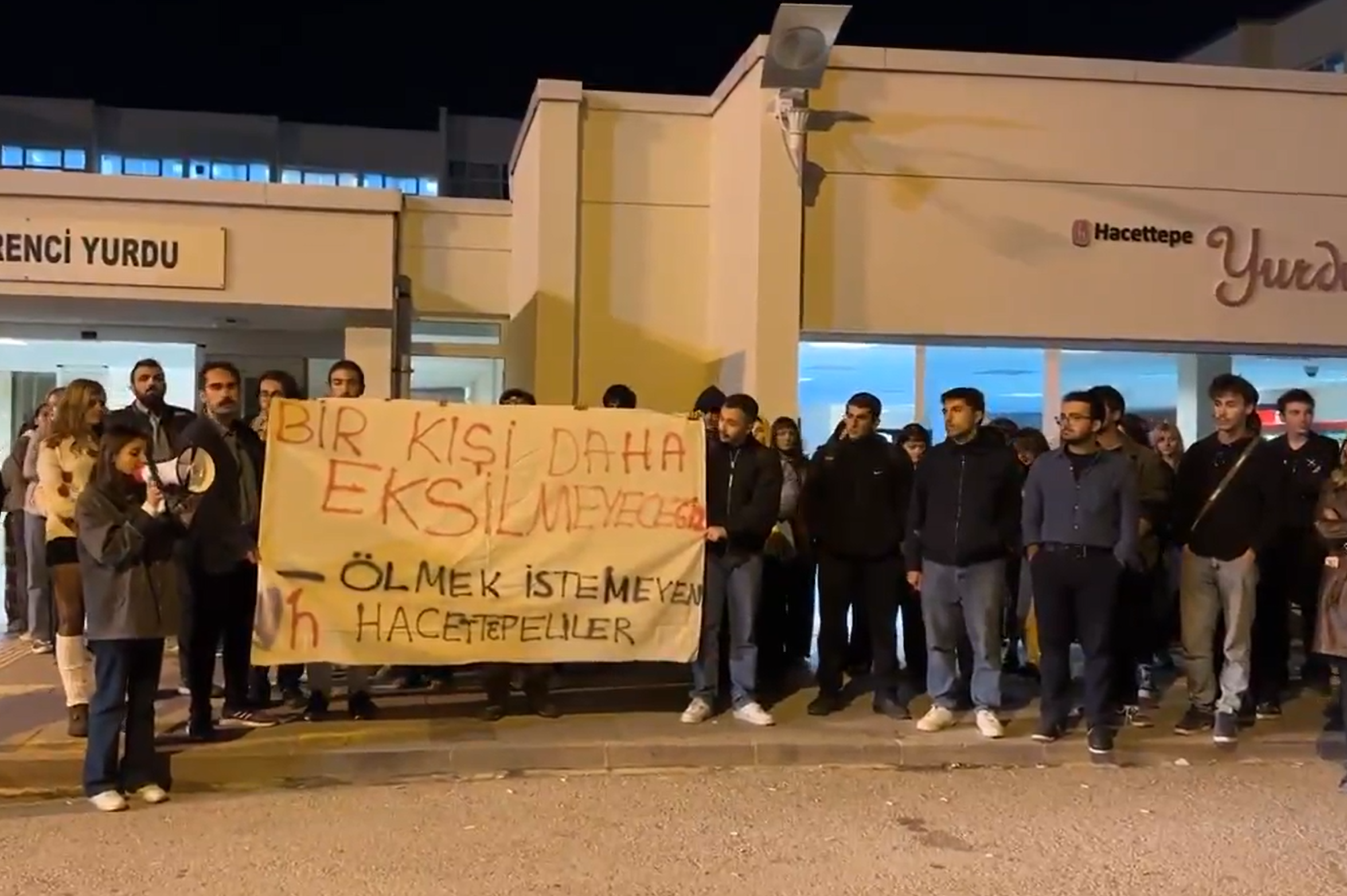 Hacettepeliler KYK yurdunda “soğuk suyla duş almak” zorunda kaldığı için kalp krizi geçirip yaşamını yitiren sıra arkadaşları için yürüdü