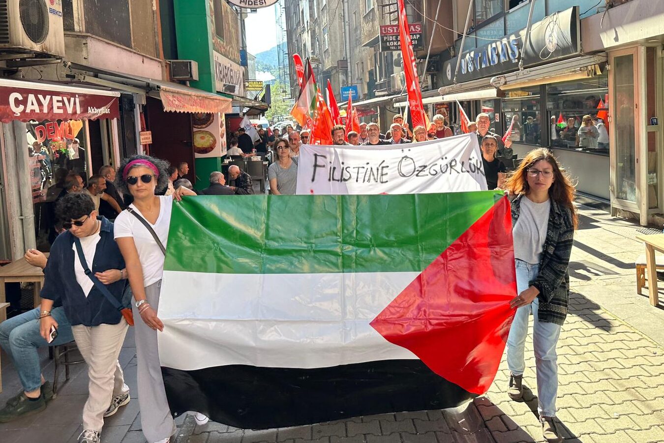 Hopa halkı Filistin için sokakta: &#8220;İsrail ile ilişkiler kesilmeli; hamasi nutuklar değil, somut adımlar atılmalı&#8221;