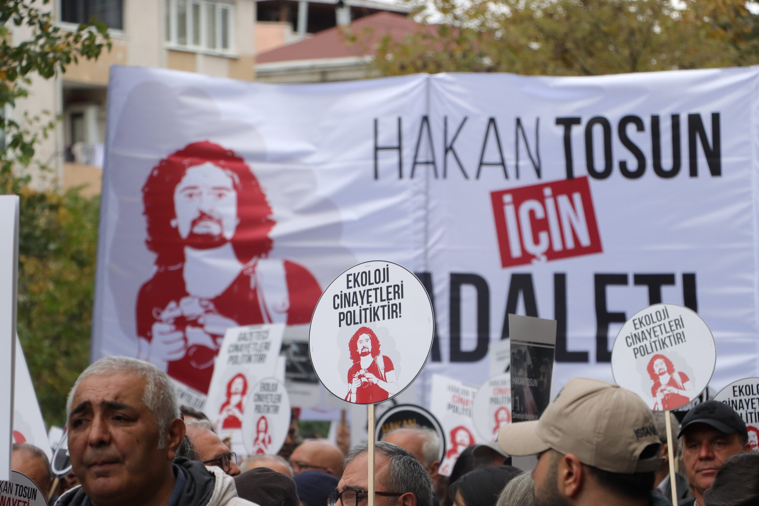 Hakan Tosun davasına avukatlardan çağrı: “Tüm meslektaşlarımızı ve  baroları adalet arayışımıza katılmaya ve desteğe çağırıyoruz”