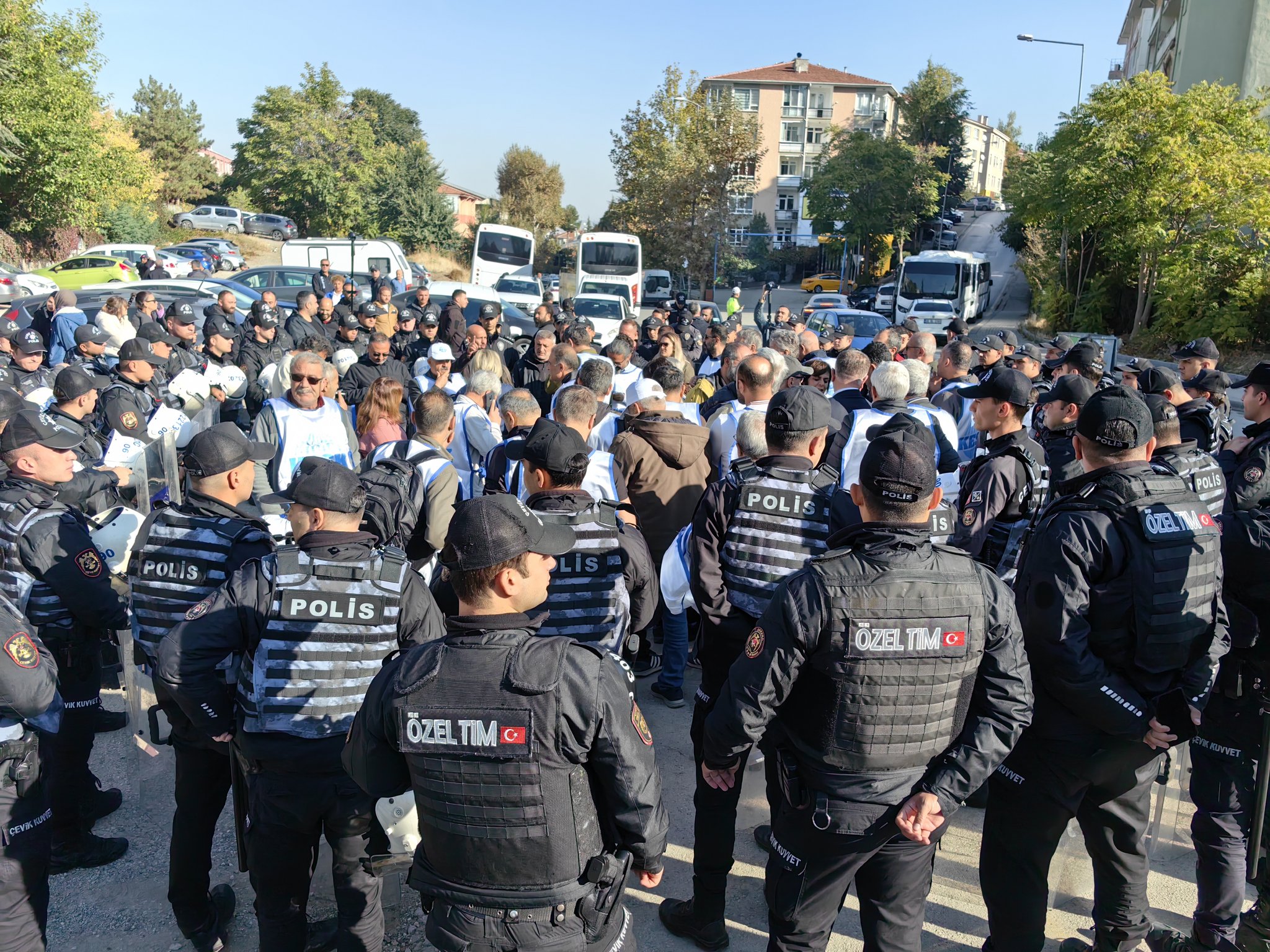 Kamu emekçilerine Ankara’da polis ablukası: “Ablukaya alınan sadece KESK’liler değil, demokrasidir, temel haklar ve özgürlüklerdir”