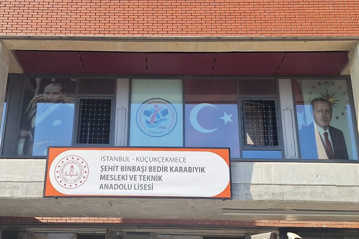 Okullarda Erdoğan posteri asılmasına tepki: “Eşitlik, tarafsızlık ve kamu hizmetinin bütünlüğü ilkelerine aykırıdır”