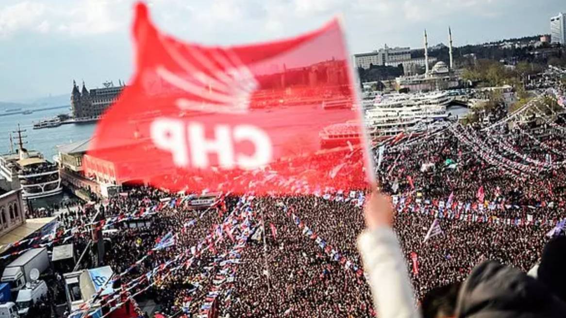 CHP'ye 'tedbirli mutlak butlan' kararı: Özgür Özel bütün parti örgütünü genel merkeze çağırdı