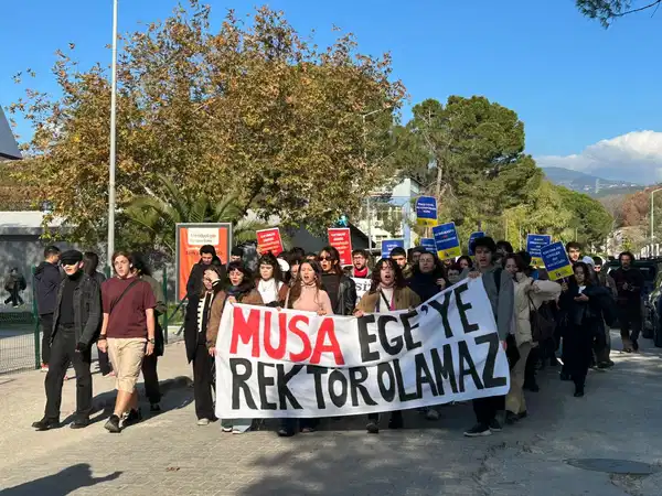 Ege Üniversitesi öğrencilerinden kayyum rektör protestosu: “Gençlik AKP’ye biat etmeyecek”