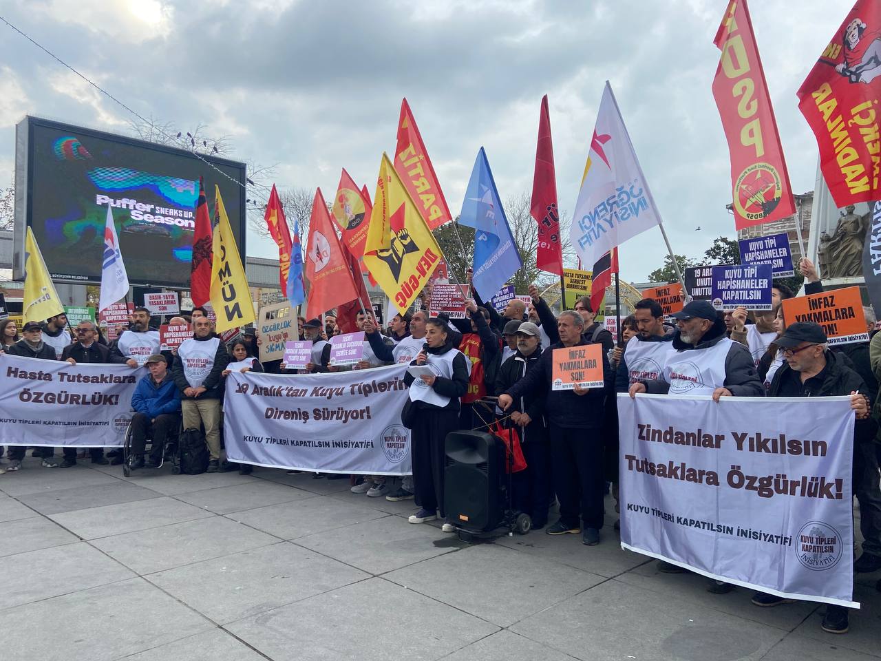 İzmir’de ev baskınları: “Kuyu Tipleri Kapatılsın” diyen çok sayıda sosyalist gözaltında