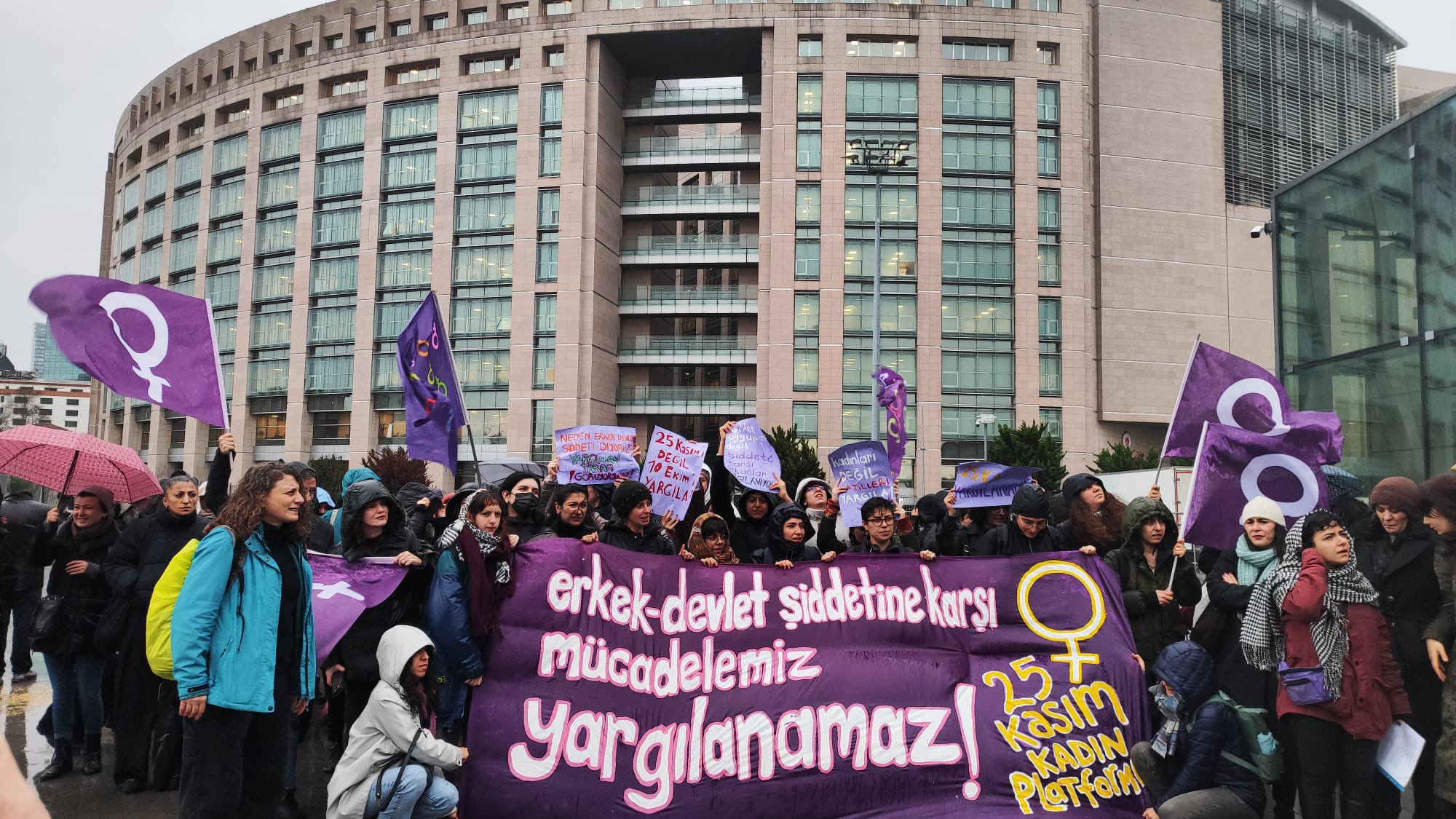 2024'ün 25 Kasım'ında gözaltına alınanların davası Çağlayan'da: "Mücadelemiz yargılanamaz"
