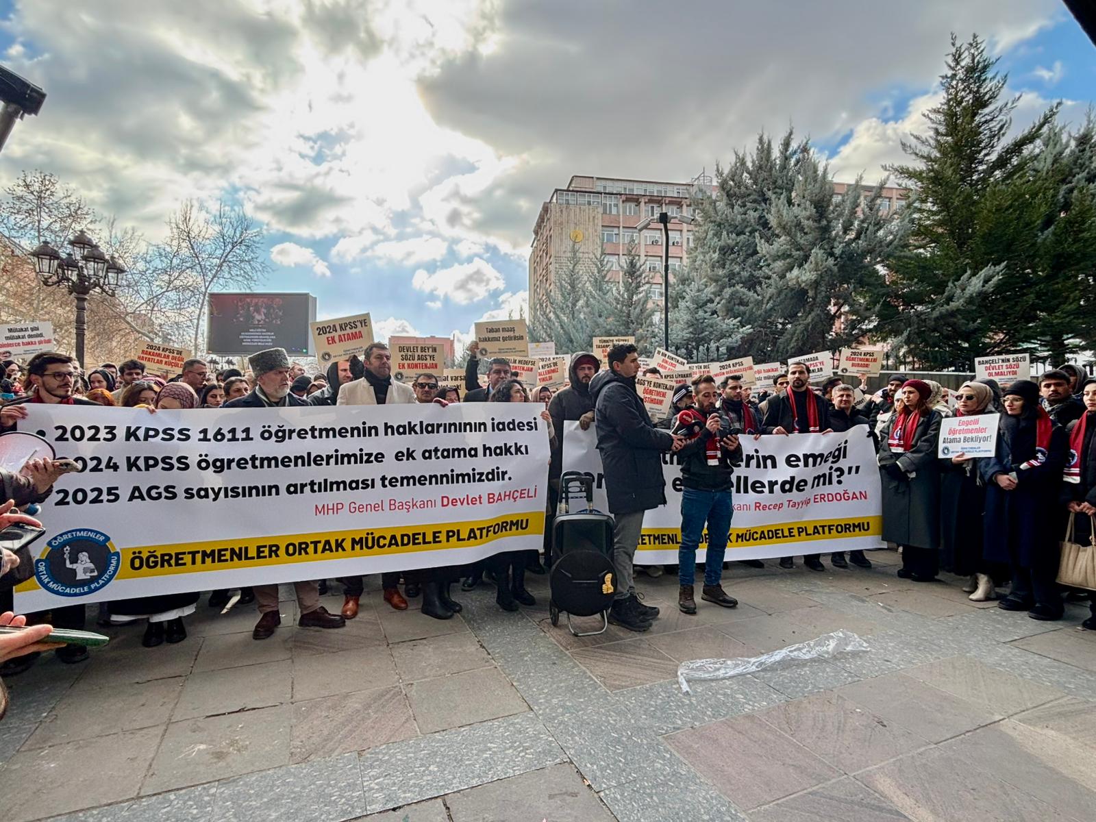 Öğretmenler MEB önünden seslendi: “Taleplerimiz karşılık bulana kadar mücadelemizi sürdüreceğiz”