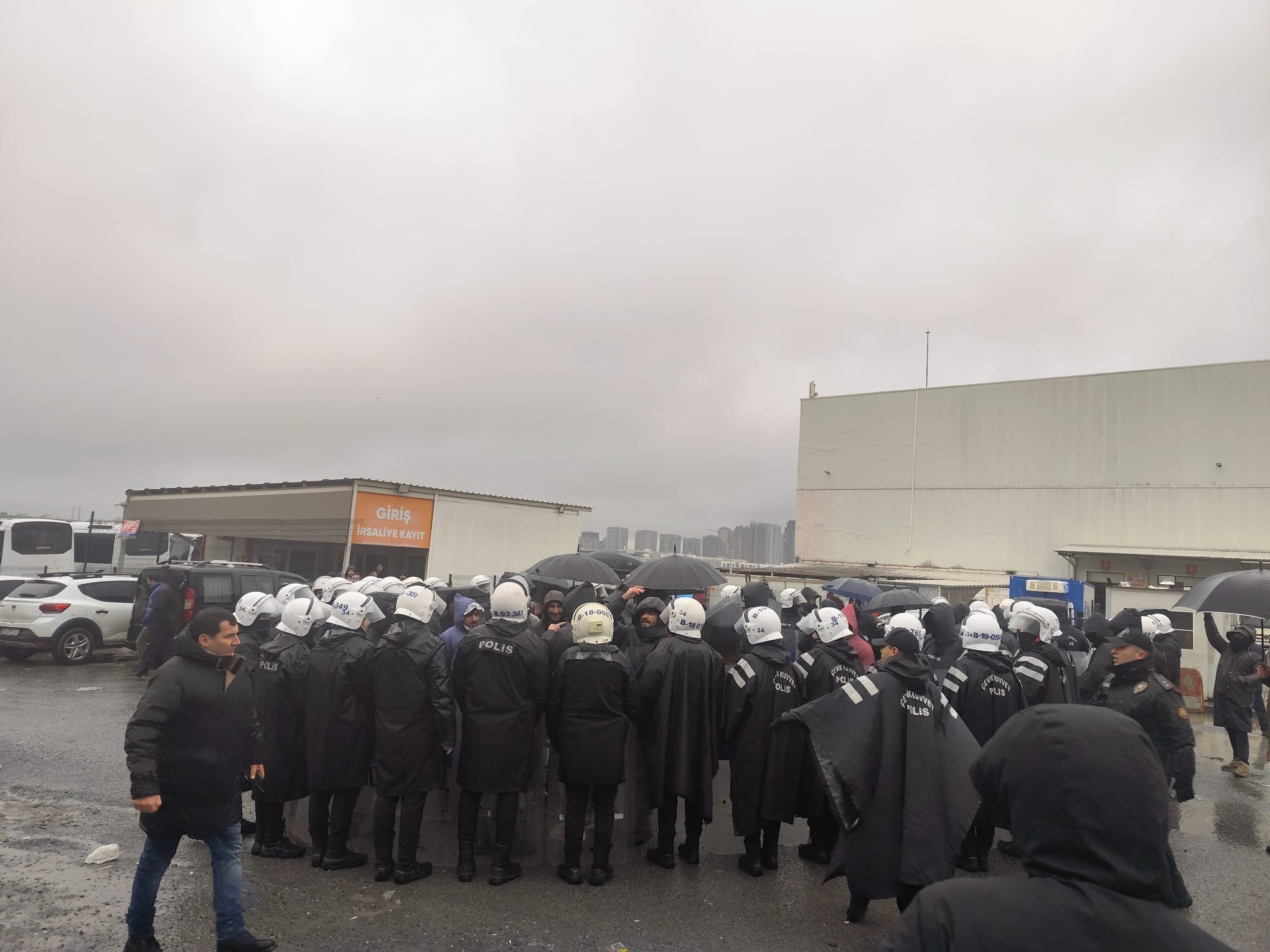 Esenyurt Migros deposunda işçilere abluka