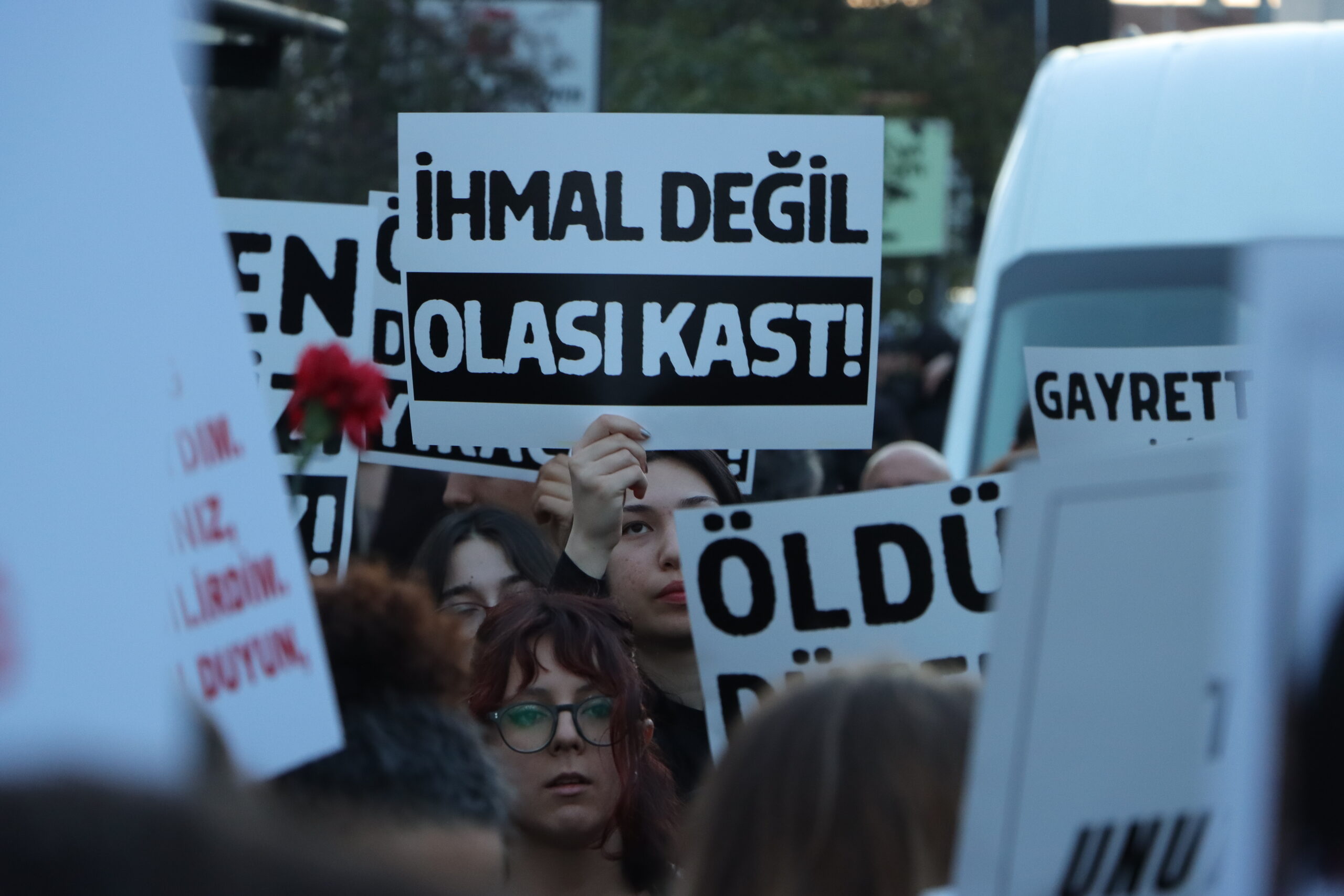 29 insanın can verdiği Masquerade yangınında belediye personelinin kusuru yokmuş! – Candan Yıldız (T24)