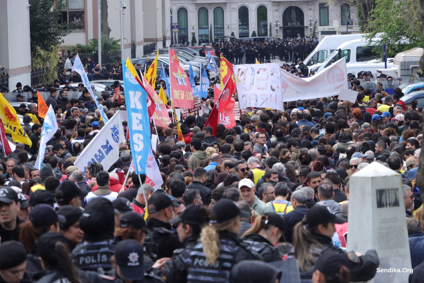 İstanbul İl Milli Eğitim Müdürlüğü önünde öğretmenlere polis engeli: "Okullarda alınmayan önlem burada alınıyor"