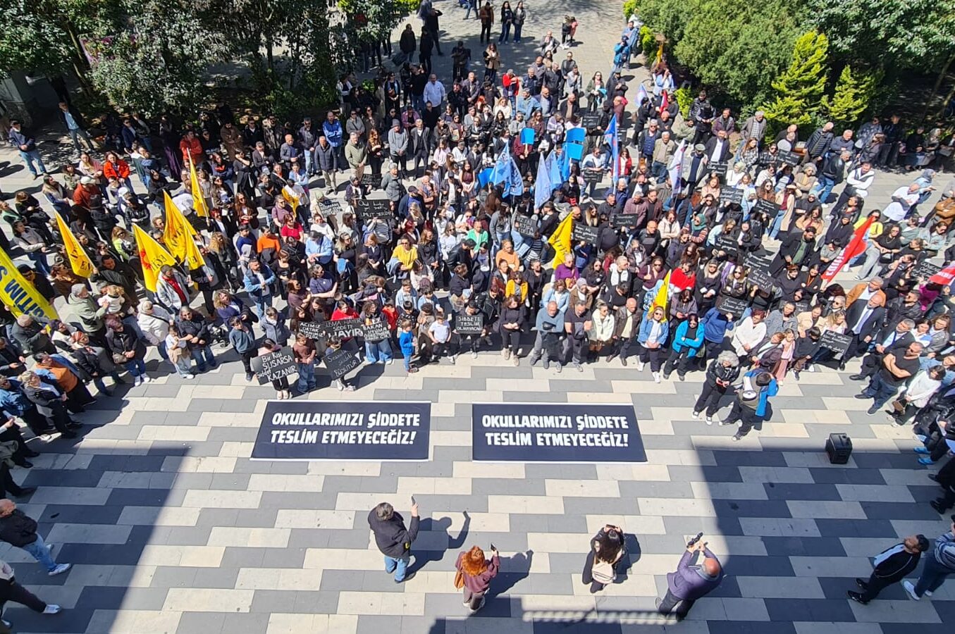 Öğretmenler, öğrenciler ve veliler şiddete karşı yürüdü: "Tarikatların bakanı Yusuf Tekin istifa"